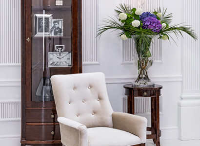 White Chesterfield Armchair TV Recliner Luxury Design Single Seater